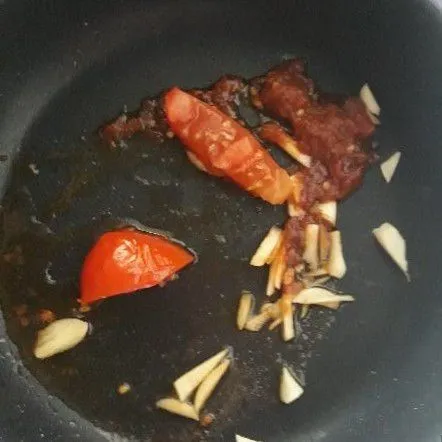 Panaskan minyak tumis cabe halus, bawang putih, jahe dan tomat.