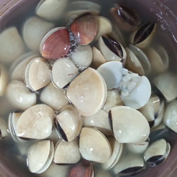 Cuci bersih kerang tahu. Kemudian untuk membuang amis, rendam kerang tahu dengan air lemon selama 5-10 menit, lalu tiriskan