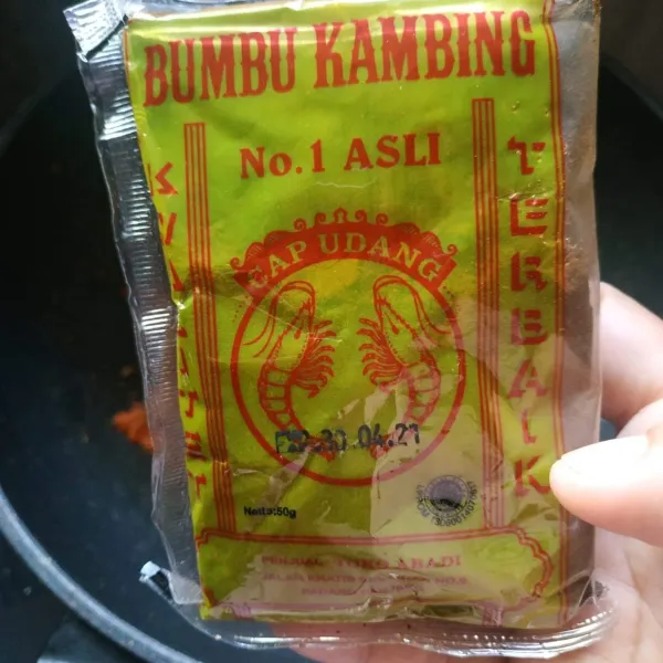 Tambahkan bumbu kambing, masak hingga matang.