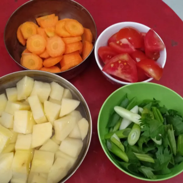 Masukkan kentang setelah agak lunak masukan wortel, tomat dan daun bawang.