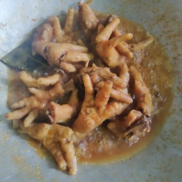 Jika air sudah menyusut, angkat dan matikan api