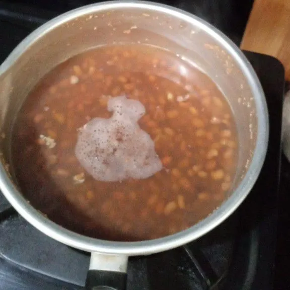 Rebus kacang tolo sampai empuk.