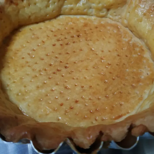 Setelah pie crust sudah siap dipakai, tuangkan custard ke dalam pie, ratakan atasnya.