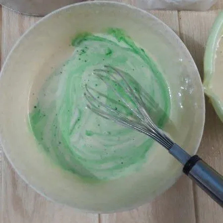 Ambil sebagian adonan, beri pasta pandan hijau.