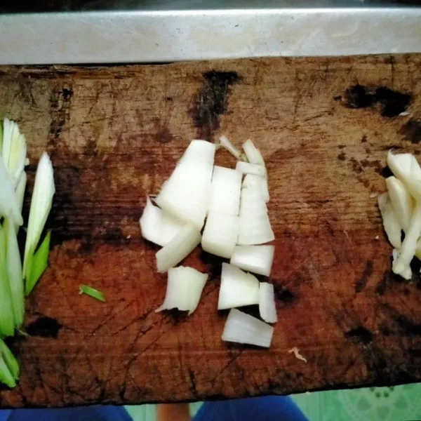 Cincang halus bawang putih, bawang bombai dan daun bawang.