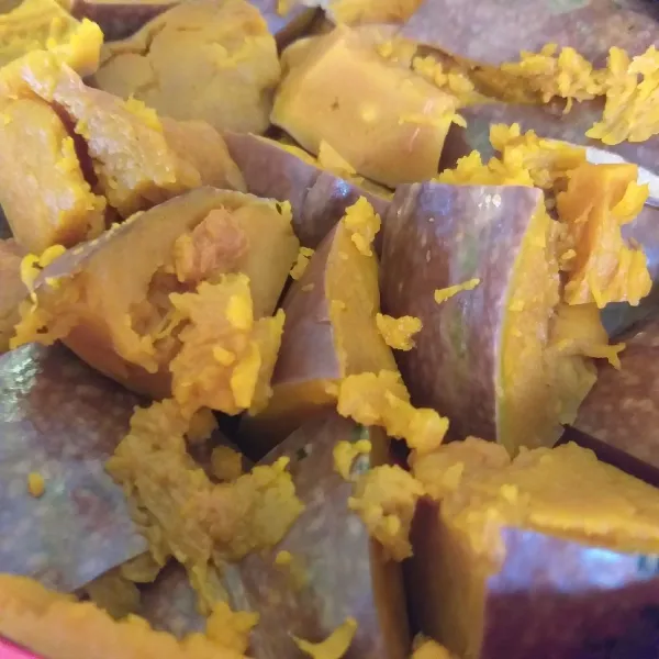 Kukus labu kuning sampai empuk dan haluskan sebagian, sebagian biarkan utuh.