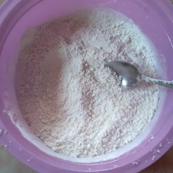 Campurkan tepung ketan putih, tepung terigu, 1/2 sdt garam dan kelapa parut. Aduk rata.