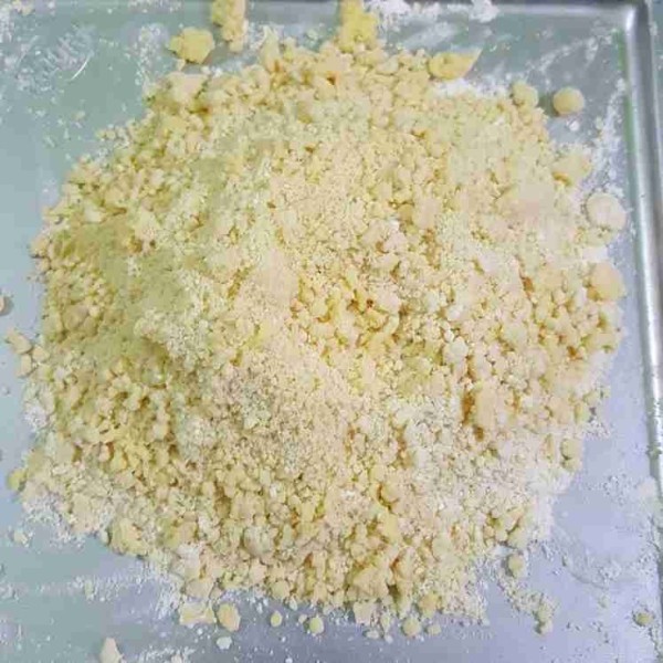 Masukkan tepung terigu, garam, gula halus kedalam wadah. Lalu campurkan margarina hingga bahan kering berbutir seperti pasir.