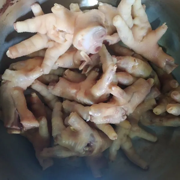 Rebus ceker ayam selama 30 menit sampai empuk, angkat lalu buag air rebusan dan sisihkan