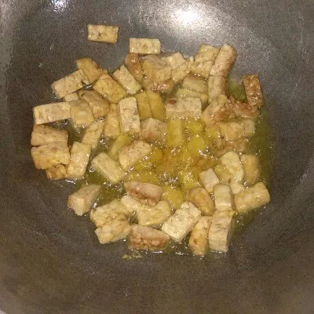 Potong potong tempe lalu goreng sampai kering.