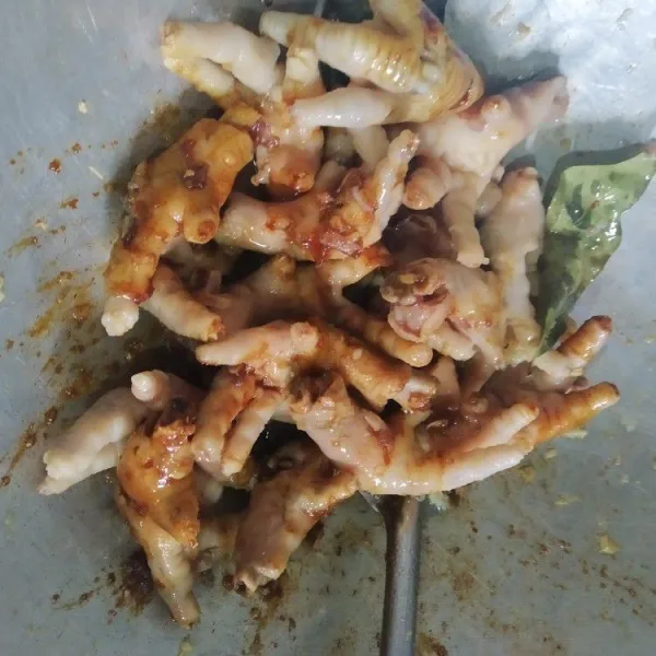 Masukan ceker, kaldu jamur, gula dan kecap manis lalu aduk rata