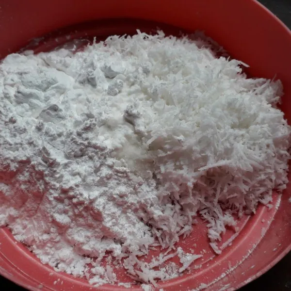 Campur tepung tapioka dengan kelapa parut dan garam.