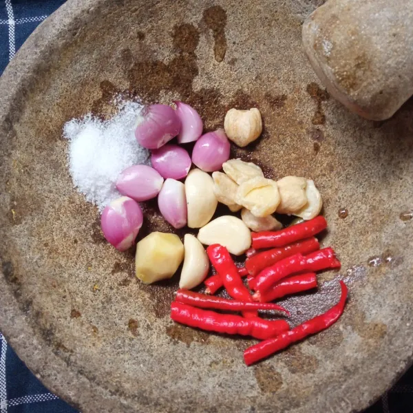 Haluskan bawang merah, kemiri, bawang putih, jahe, dan cabai, dan sedikit garam