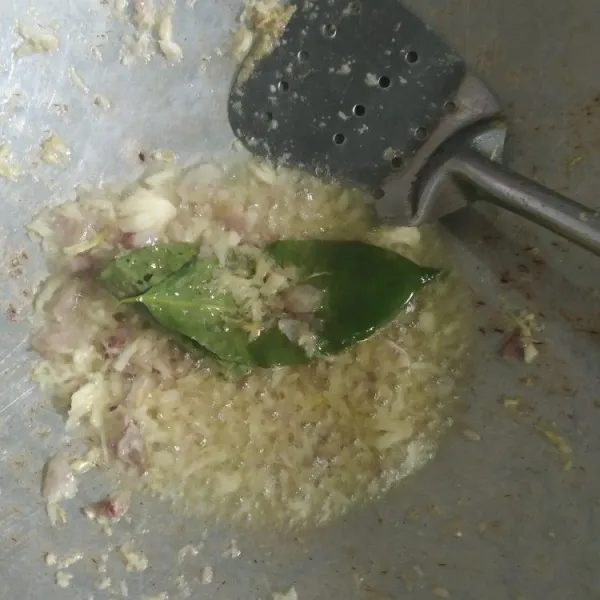 Tumis bumbu halus sampai harum, tambahkan daun salam dan jahe
