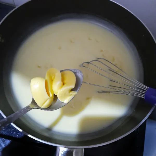 Tambahkan vanili bubuk dan margarin. Terus masak dan aduk hingga kental dan meletup.