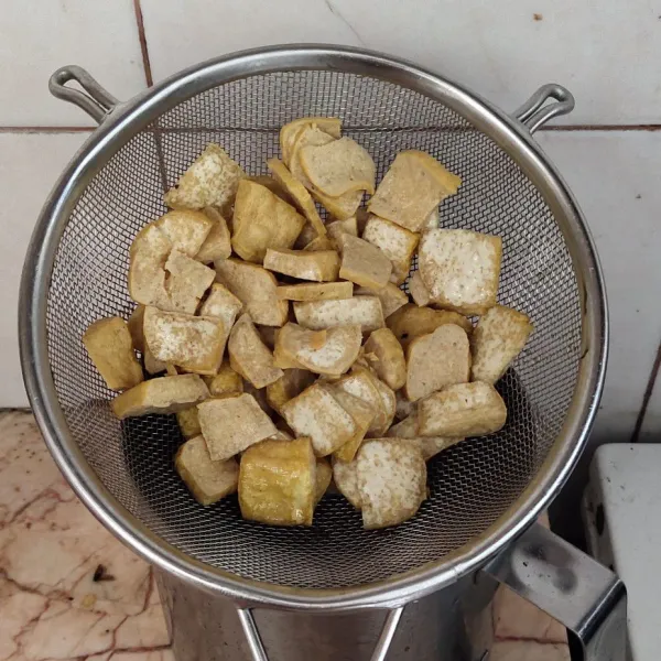 Goreng tahu dan tiriskan.