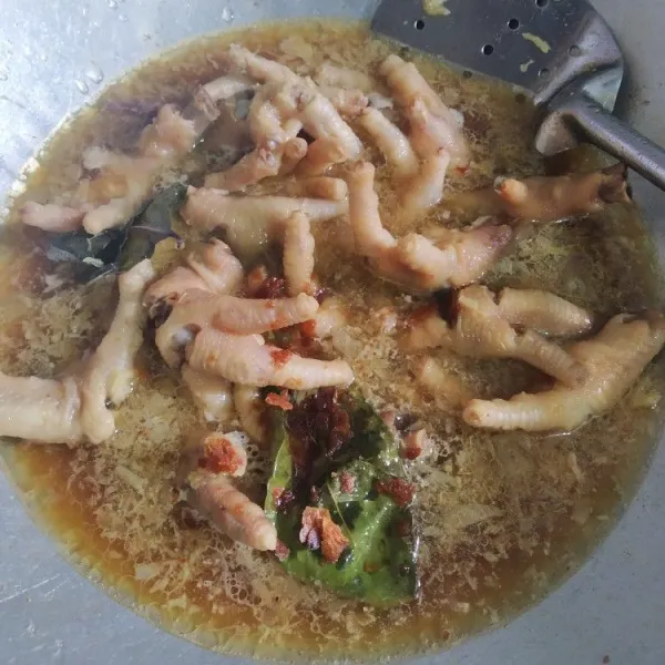 Lalu tuang air dan tambahkan gula jawa. Aduk rata, biarkan air menyusut