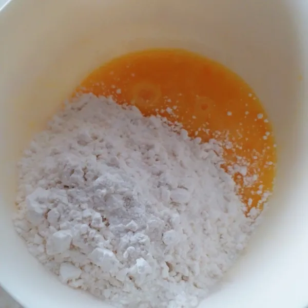 Kocok lepas telur  bersama gula lalu masukkan tepung terigu tepung beras dan garam.