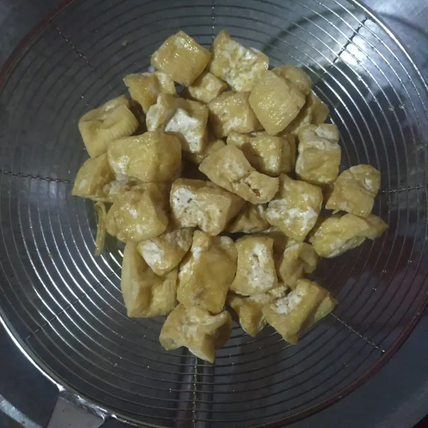 Goreng juga tahu yang sudah dipotong dadu.