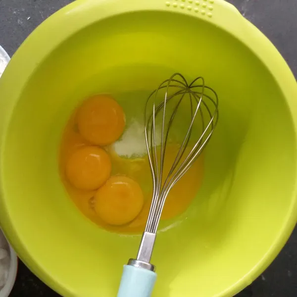 Campur bahan A, kuning telur, vanilli, air kelapa dan susu UHT.