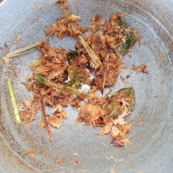 Masukkan kelapa parut. Aduk rata.