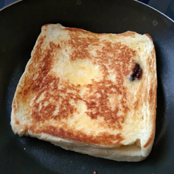 Balikan roti dan panggang hingga bagian roti kecokelatan lagi. Angkat.