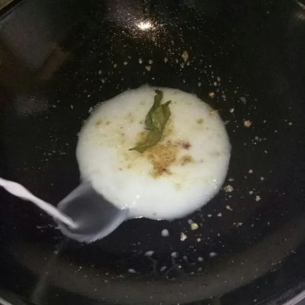 Siapkan pan dan panaskan minyak. Tumis bumbu halus sampai harum, aduk rata masukkan daun salam dan santan. Aduk searah sampai santan mendidih.