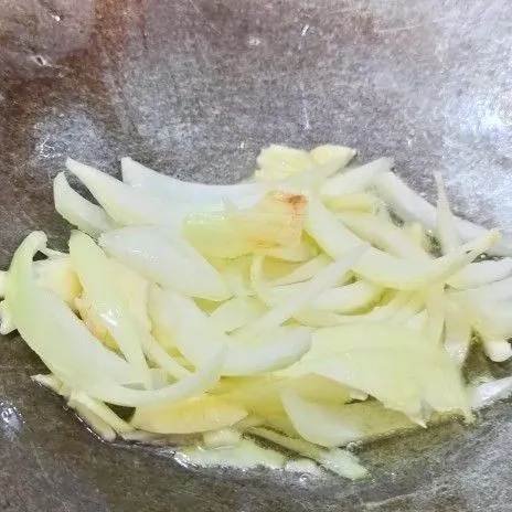 Tumis bawang bombay dan bawang putih sampai matang.