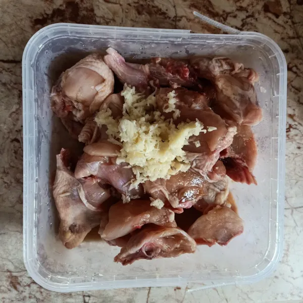 Marinate daging ayam dengan parutan bawang putih, garam, cabe rawit (sesuai selera) dan kecap asin. Lalu diamkan 30 menit.