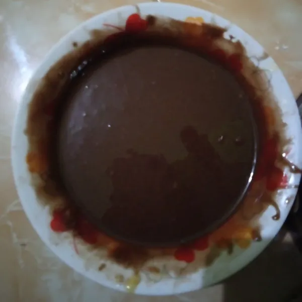 Masukkan kelapa parut dan 2 sachet drink beng beng coklat yang sudah diseduh lalu aduk rata