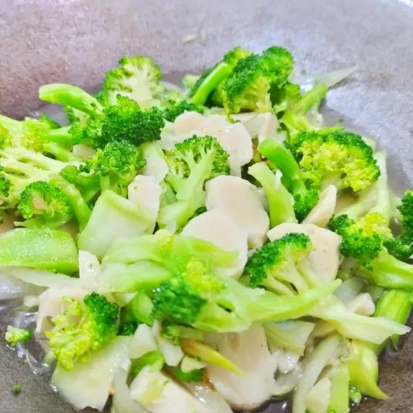 Masukkan brokoli. Tambahkan sedikit air, garam, lada bubuk, kaldu bubuk, dan saos,tiram. Aduk rata. Masak sampai brokoli matang.