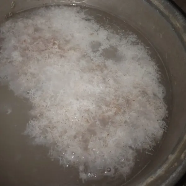 Masukkan beras dalam panci tambahkan air kelapa parut dan garam masak sampai air meresap angkat dan dinginkan.