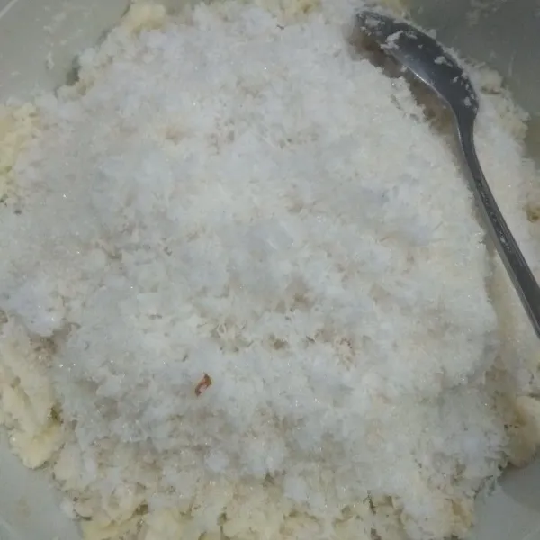Masukkan gula, garam dan parutan kelapa. Aduk sampai rata.