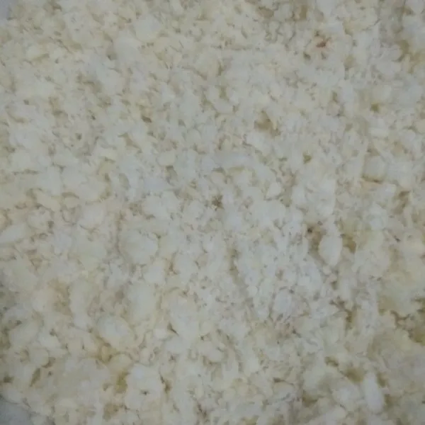 Setelah rata, ambil adonan lalu kepal-kepal, padatkan adonan getuknya menyerupai bola-bola kecil.