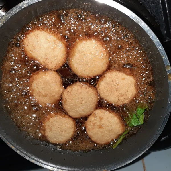 Masukkan gemblong yang sudah digoreng, aduk agar semua bagian terlumuri gula merah.