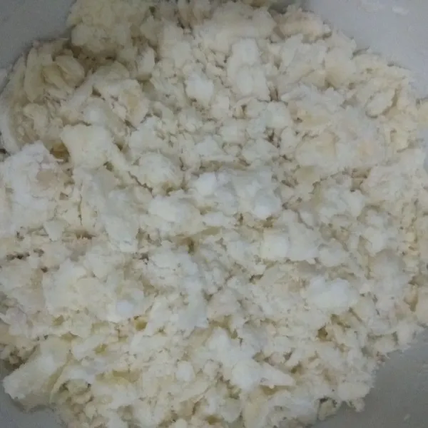 Kemudian tumbung sampai halus. (Bisa menggunakan ulekan yang dilapisi plastik biar tidak menempel singkongnya).