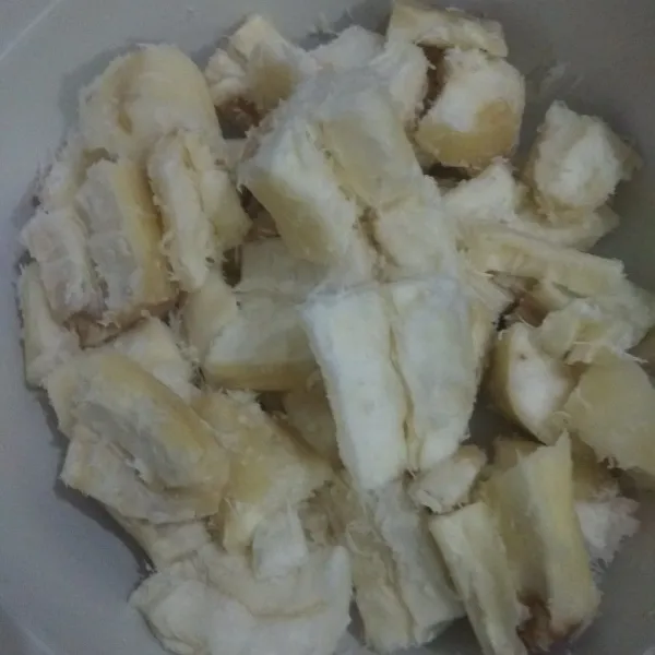 Ambil singkong, pindahkan ke wadah lain. Buang sumbu tengahnya (akar bagian tengahnya).