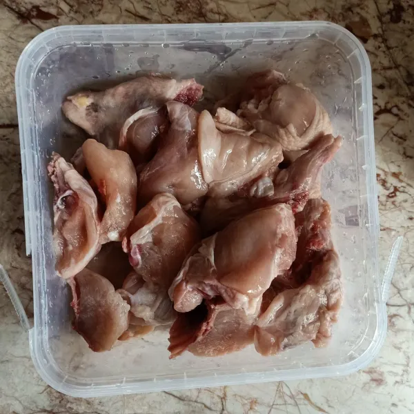 Bersihkan ayam dan potong ayam menjadi 10-12 bagian.