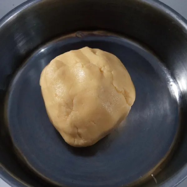 Kocok margarin,butter dan gula halus sampai pucat. Kemudian tambahkan kuning telur. Kocok rata. Masukkan tepung terigu,tepung maizena,baking powder dan susu bubuk. Aduk rata.