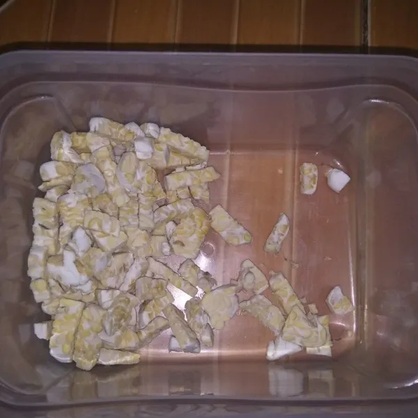 Potong dadu tempe.