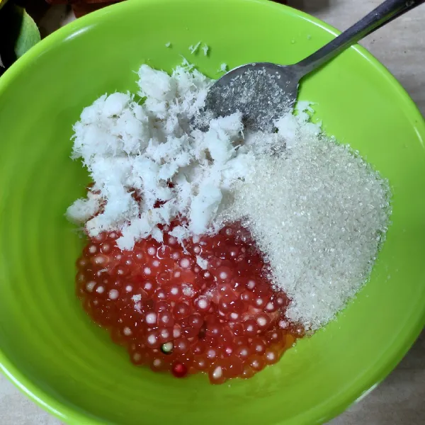 Masukkan dalam wadah, sagu mutiara, kelapa parut, gula pasir, agar-agar dan garam, aduk rata.