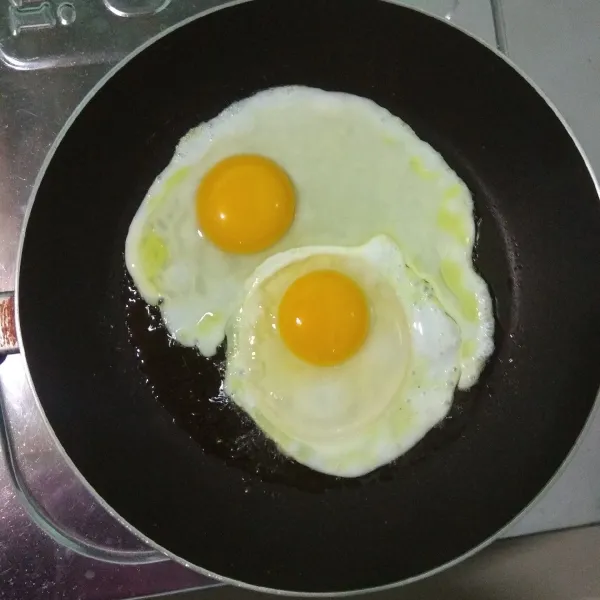 Goreng telur jadi telur mata sapi, sisihkan.