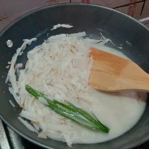 Masukkan kelapa dalam larutan gula,santan.tunggu sampai air  gula benar-benar habis.