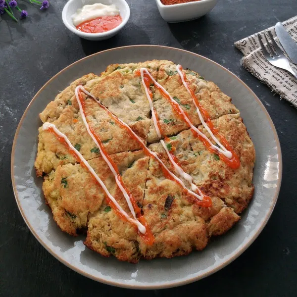 Tata telur diatas piring. beri topping saus sambal dan mayonaise. Sajikan