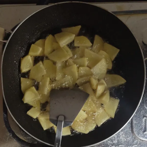 Goreng kentang sampai setengah matang.