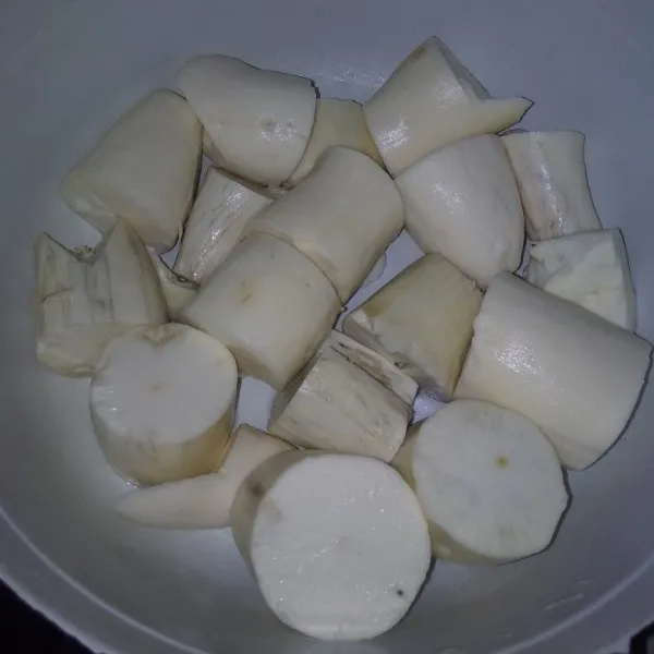 kupas singkong, potong-potong lalu cuci bersih
