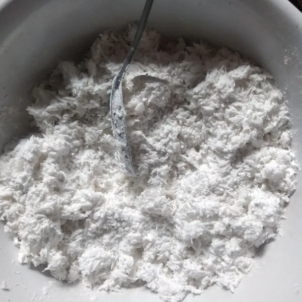 Dalam mangkok besar campur parutan kelapa, tepung beras, garam dan vanili bubuk. Aduk rata.