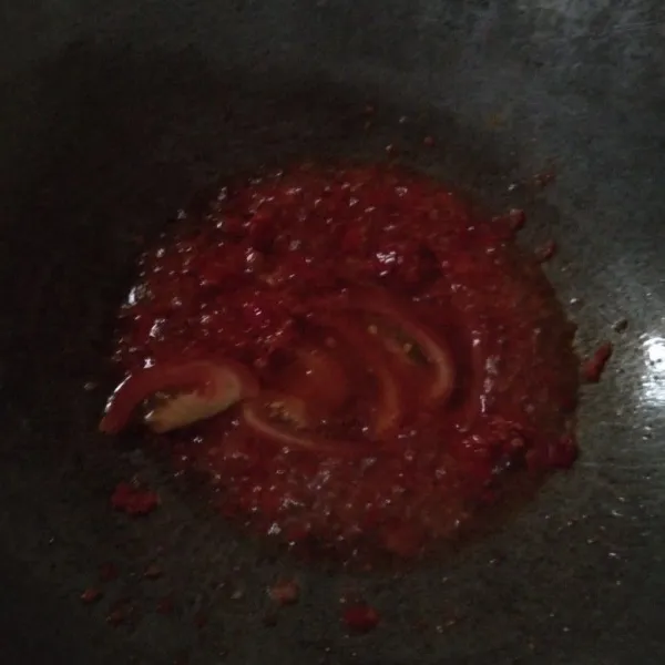 Tambahkan irisan tomat, garam dan gula pasir, aduk rata masak hingga matang dan berminyak, matikan kompor.