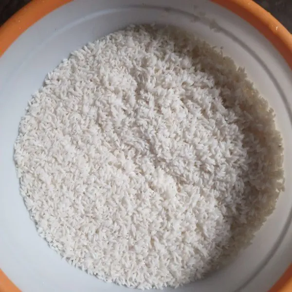 Siapkan wadah masukkan beras putih lalu dicuci sampai bersih tiriskan.