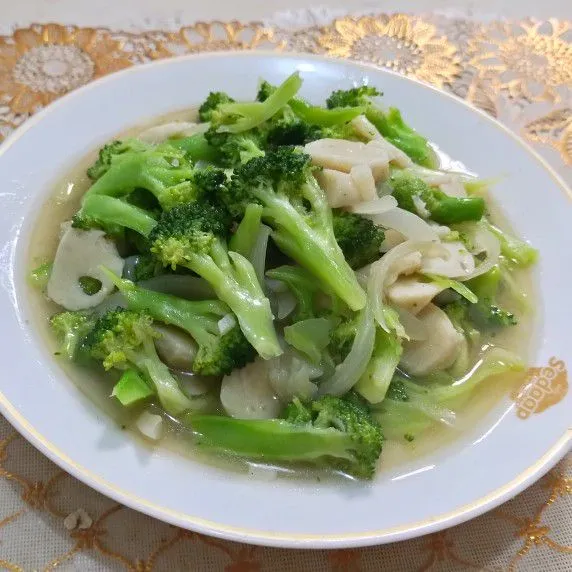 Tumis brokoli siap disajikan.